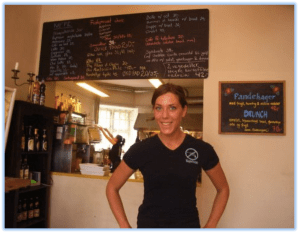 pistolblus Personalen på cafét bar T-skjortor med en icke-våldssymbol