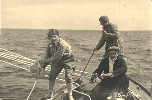 Isalbellas nesättning vid morgonsysslorna under skiparns angus ögon Utö-JKökar Cissi Rancken t.v