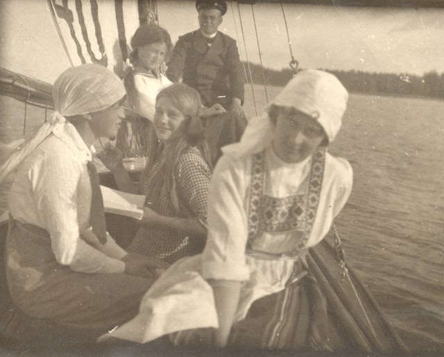 Ulla Wasastjärna, Cissi, Ernst Edgren, Eva W, Mary Edgren  segelbåt 1918 (kopia)
