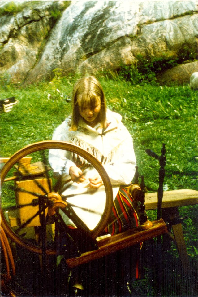 Ylva spinner på Snappertunadagen mitten av 1970-talet