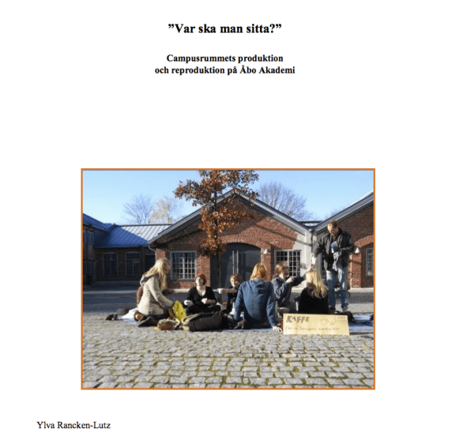 Studerandena protesterar på Arkens innergård för att den har inga bänkar