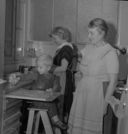 Romi bakar pepparkakor Famo